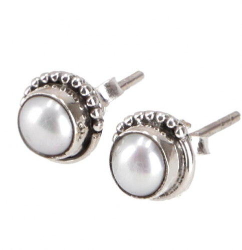 Indian silver stud earrings, round boho stud earrings with ornament - pearl 0,8 cm