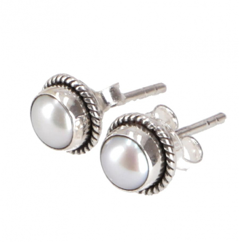 Indian silver stud earrings, round boho stud earrings with ornament - pearl 0,7 cm