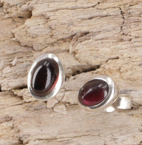 Indian silver stud earrings, oval boho stud earrings - garnet - 0,8x0,5 cm