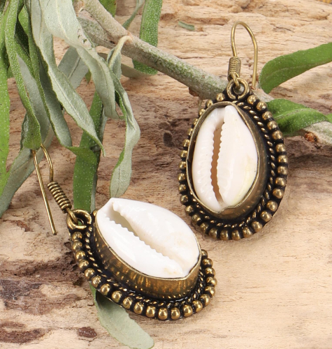 Tribal earrings made of brass, ethnic earrings with cowrie shell, Goa jewelry - gold antique - 4x2 cm