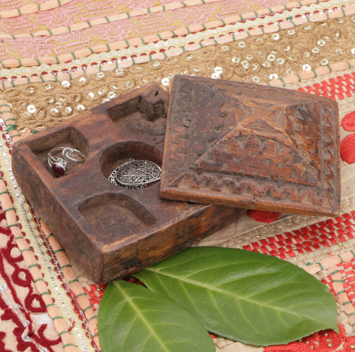 Alte indische Tikka Box, Unikat, Holzschachtel zur Aufbewahrung, Gewrzdose - Modell 3 - 6x7x7 cm 