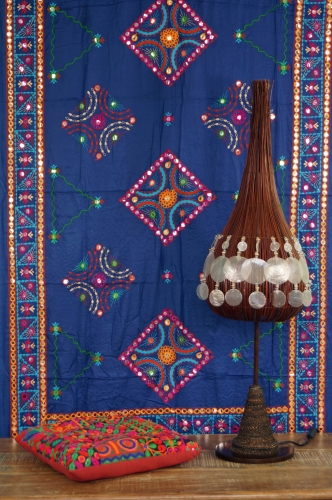 Besticktes Tuch mit Spiegelchen, indisches Boho Wandtuch, Pareo - blau - 110x220x0,2 cm 
