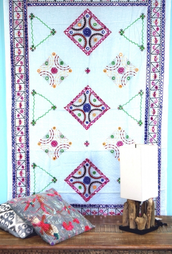 Besticktes Tuch mit Spiegelchen, indisches Boho Wandtuch, Pareo - wei - 110x220x0,2 cm 