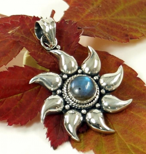 Ethno silver pendant, Indian sun pendant - labradorite 3 cm