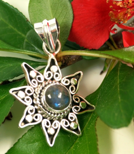 Ethno silver pendant, Brazilian sun pendant - labradorite 3 cm