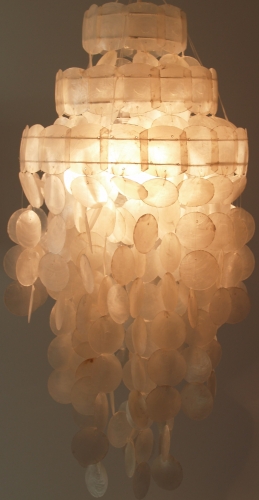 Deckenlampe / Deckenleuchte, Muschelleuchte aus hunderten Capiz, Perlmutt Plttchen - Modell Sakawa 60 cm - wei
