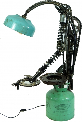 Stehlampe / Stehleuchte, Industrial Style, Upcycling Lichtobjekt aus Altmetall - Modell Ritter Rostig - 80x50x24 cm 