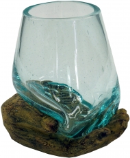 Teelichtglas aus mundgeblasenem Glas auf geöffneter Hand - braun