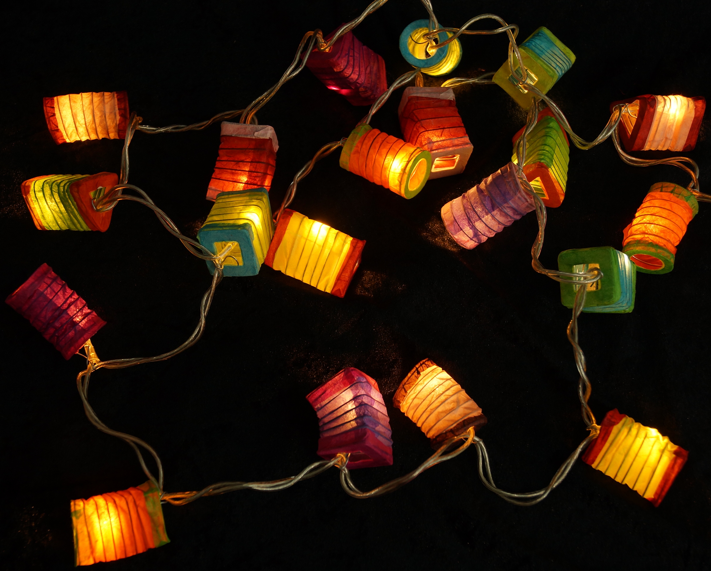 Erleuchte Dein Zuhause mit der bunten LED-Lichterkette Lampions-Mix von  Guru-Shop!