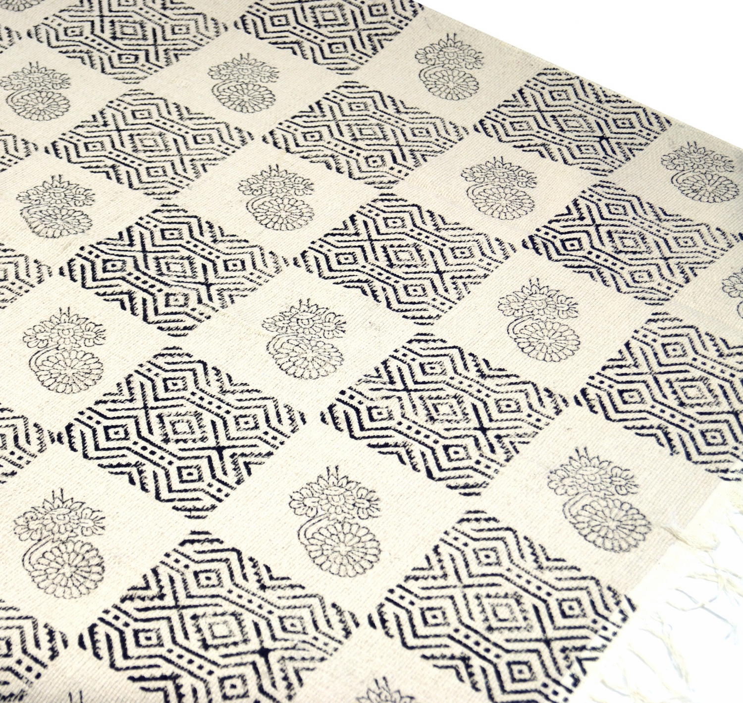 Hangewebter Blockdruck Teppich aus natur Baumwolle mit traditionellem Design 